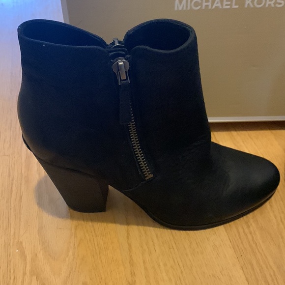 Michael Kors Denver Bootie size 7. Worn once In original box, like new - Picture 2 of 6